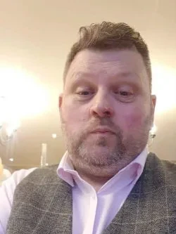 English men looking for love